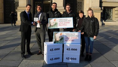 Unterschriftenübergabe