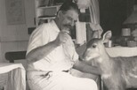 Albert Schweitzer mit Antilope.