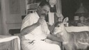 Albert Schweitzer mit Antilope.