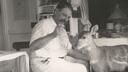 Albert Schweitzer mit Antilope.
