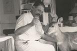 Albert Schweitzer mit Antilope.