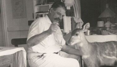 Albert Schweitzer mit Antilope.