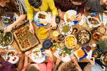 Gedeckter Tisch mit Menschen von oben gesehen.
