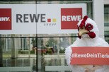 Protestaktion vor REWE-Markt