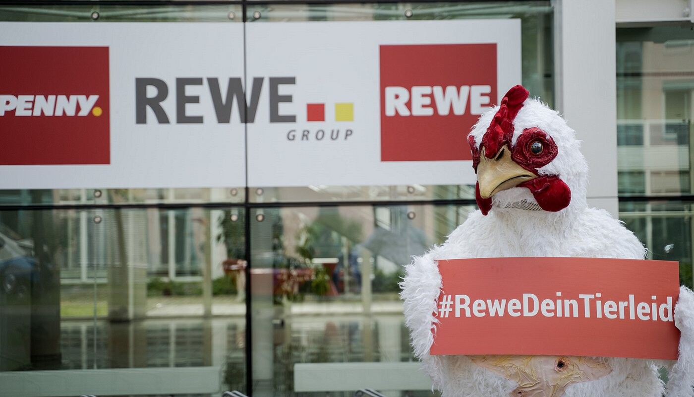 Protestaktion vor REWE-Markt