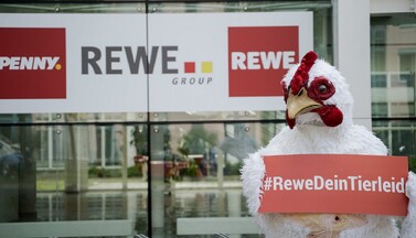 Protestaktion vor REWE-Markt