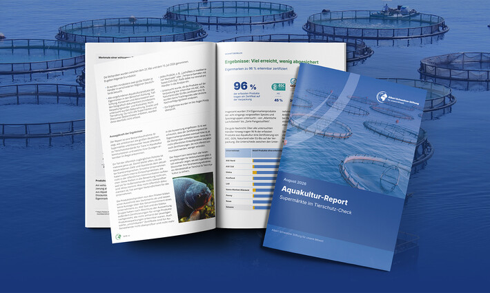 Aufgeschlagenes Exemplar und Deckblatt des Aquakultur-Reports 2026 vor Foto einer Aquakulturanlage.