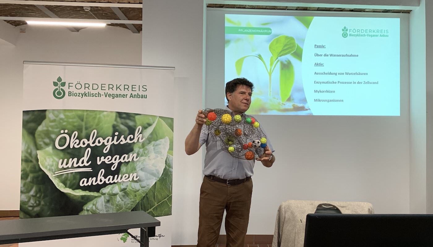 Dr. agr. Johannes Eisenbach vom Förderkreis Biozyklisch-Veganer Anbau