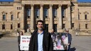 Sylvi Paulick, Mahi Klosterhalfen, Dimitar Gerganov und Christian Rehmer mit einem Banner vor dem Bundesverwaltungsgericht.