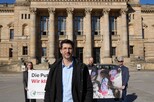 Sylvi Paulick, Mahi Klosterhalfen, Dimitar Gerganov und Christian Rehmer mit einem Banner vor dem Bundesverwaltungsgericht.
