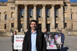 Sylvi Paulick, Mahi Klosterhalfen, Dimitar Gerganov und Christian Rehmer mit einem Banner vor dem Bundesverwaltungsgericht.