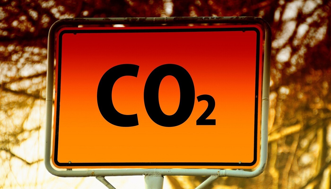 Straßenschild mit der Aufschrift CO2