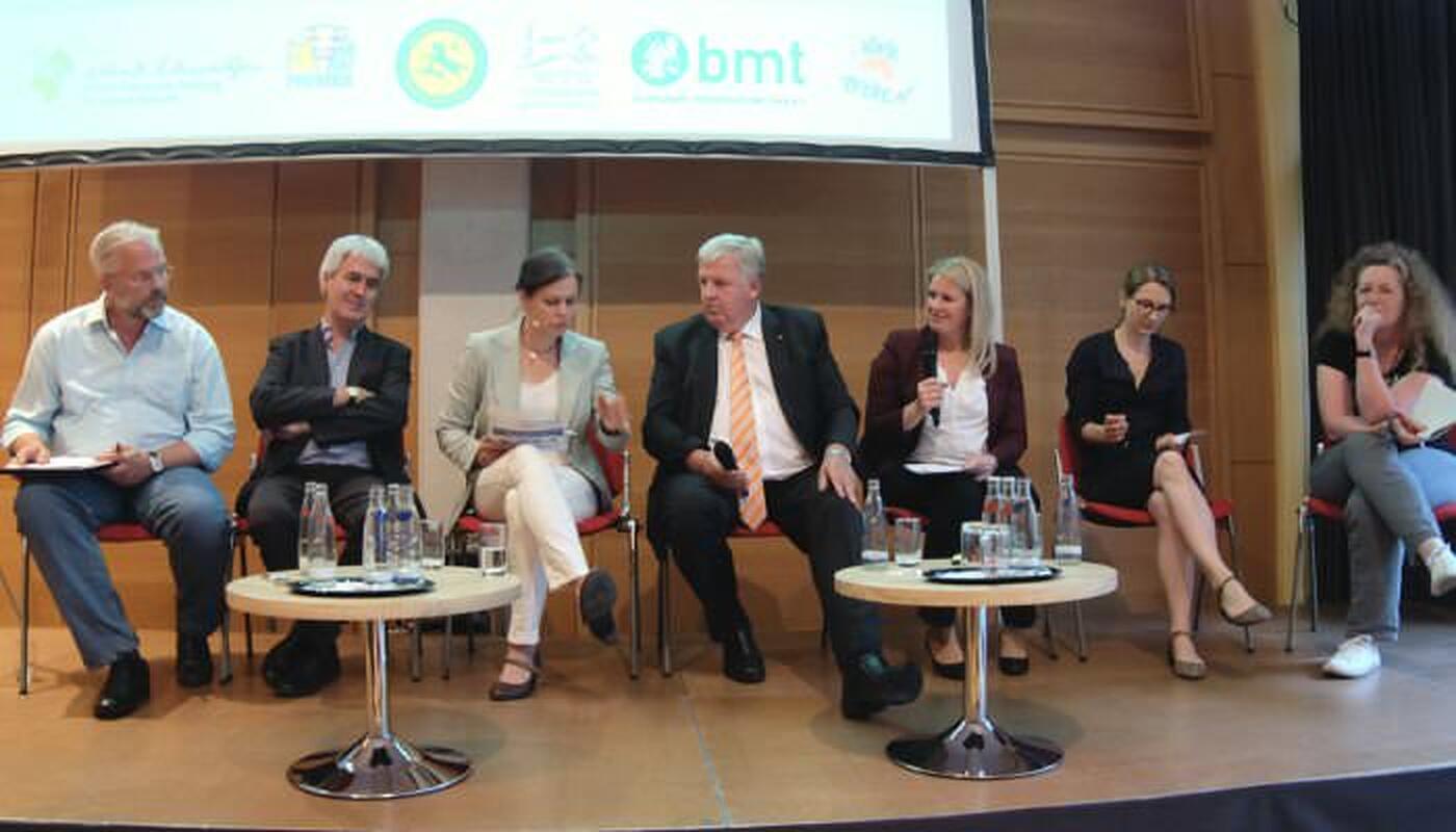 Teilnehmer der Podiumsdiskussion zum Tierschutz
