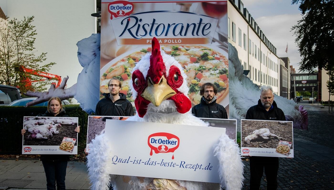 Protest vor der Dr.-Oetker-Zentrale