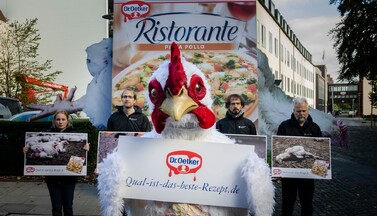 Protest vor der Dr.-Oetker-Zentrale