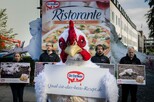 Protest vor der Dr.-Oetker-Zentrale