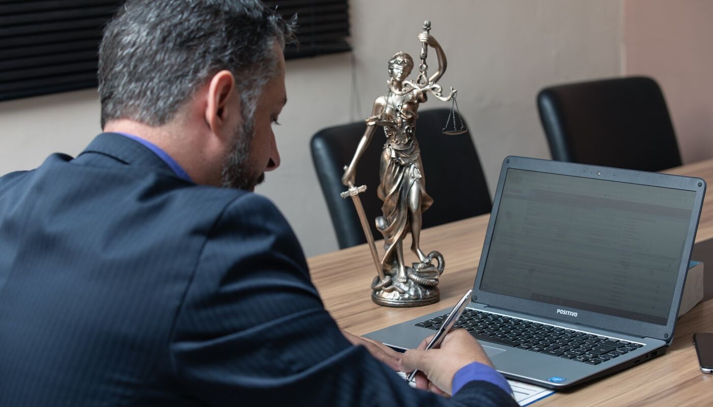 Symbolbild: Ein Anwalt am Schreibtischt.