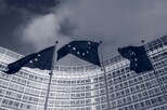 EU-Flaggen vor dem Gebäude der EU-Kommission.