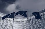 EU-Flaggen vor dem Gebäude der EU-Kommission.