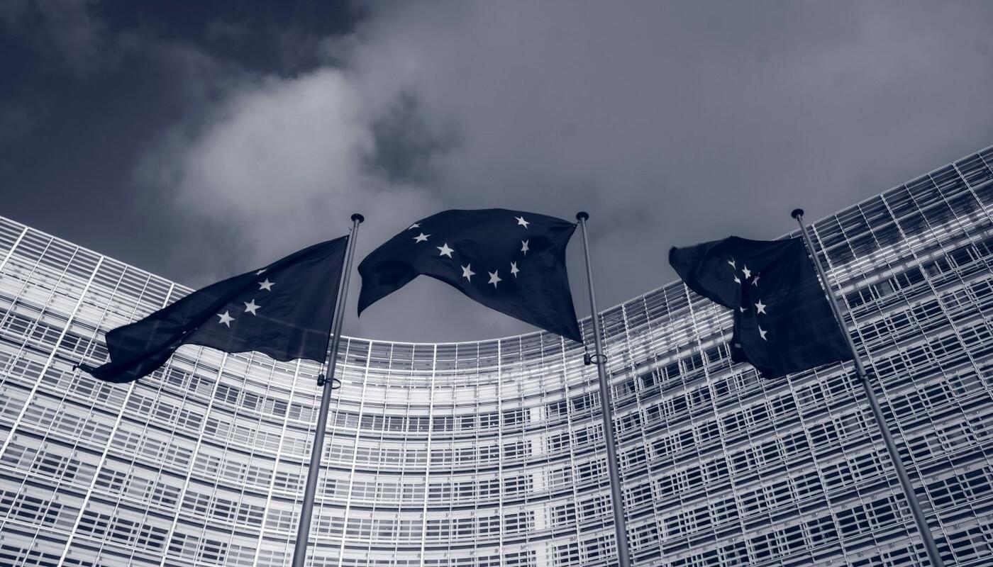 EU-Flaggen vor dem Gebäude der EU-Kommission.