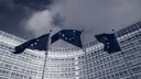 EU-Flaggen vor dem Gebäude der EU-Kommission.