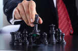 Mann im Anzug spielt Schach