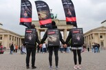 Aktion zu End the Cage Age vor dem Brandenburger Tor.