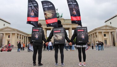 Aktion zu End the Cage Age vor dem Brandenburger Tor.