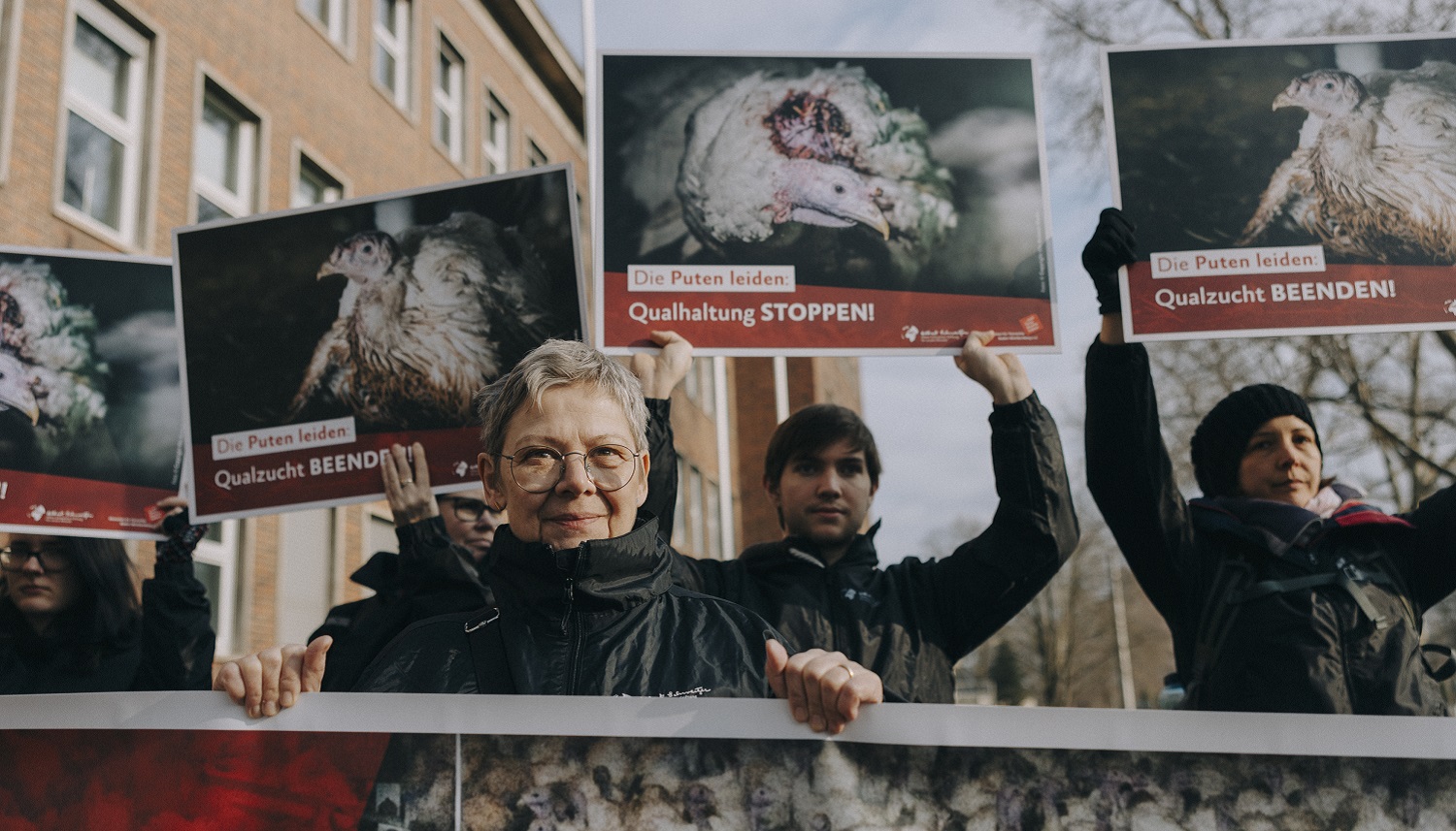 Aktive mit Plakaten vor dem Verwaltungsgerichtshof in Mannheim