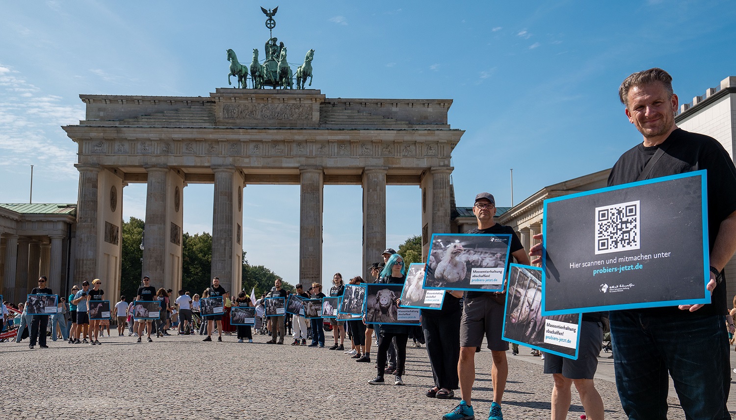 Aktive bilden eine Silent Line vor dem Brandenburger Tor in Berlin