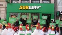 Hühner-Protest vor Subway am Chlodwigplatz in Köln.