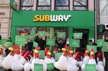 Hühner-Protest vor Subway am Chlodwigplatz in Köln.