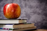 Apfel auf Büchern