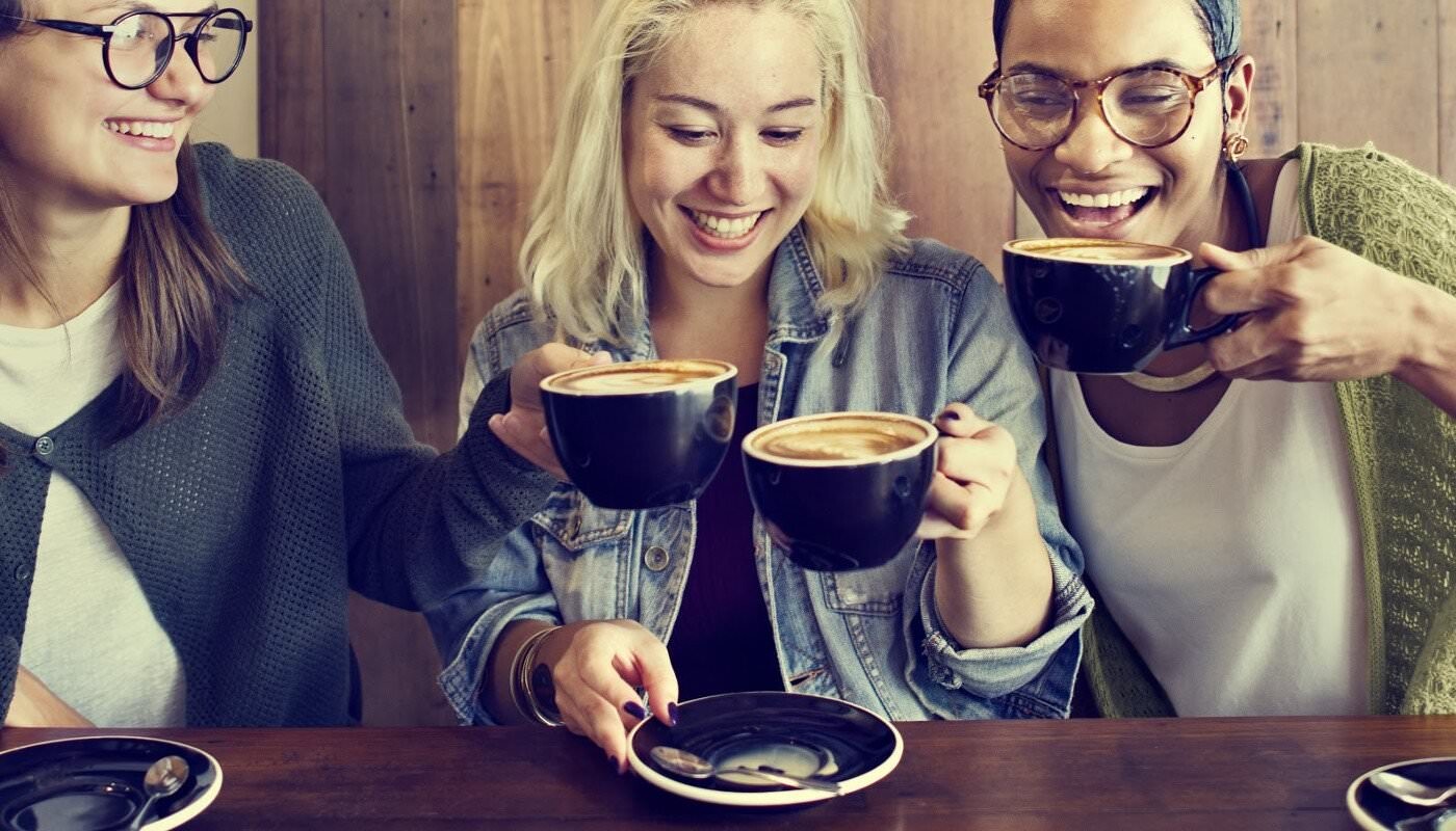 Frauen trinken Kaffee