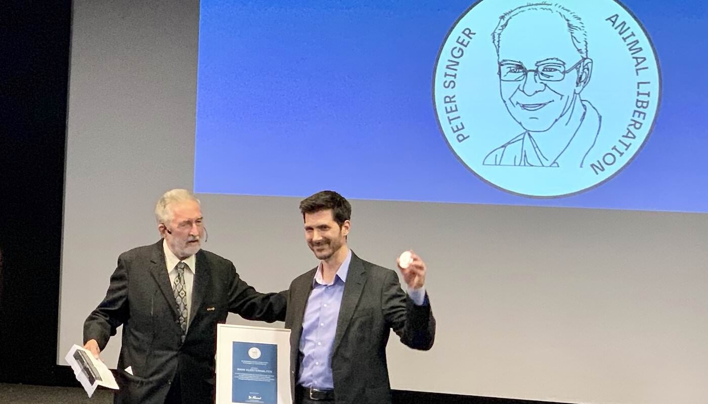 Dr. Walter Neussel überreicht Mahi Klosterhalfen den Peter-Singer-Preis 2019