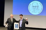 Dr. Walter Neussel überreicht Mahi Klosterhalfen den Peter-Singer-Preis 2019