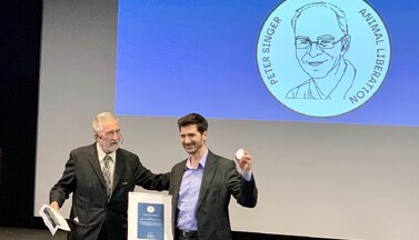 Dr. Walter Neussel überreicht Mahi Klosterhalfen den Peter-Singer-Preis 2019