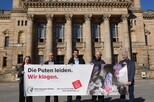 Sylvi Paulick, Alex Lunkenheimer, Mahi Klosterhalfen, Dimitar Gerganov, Christian Rehmer vor dem Bundesverwaltungsgericht mit einem Banner auf dem steht: 