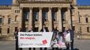 Sylvi Paulick, Alex Lunkenheimer, Mahi Klosterhalfen, Dimitar Gerganov, Christian Rehmer vor dem Bundesverwaltungsgericht mit einem Banner auf dem steht: 