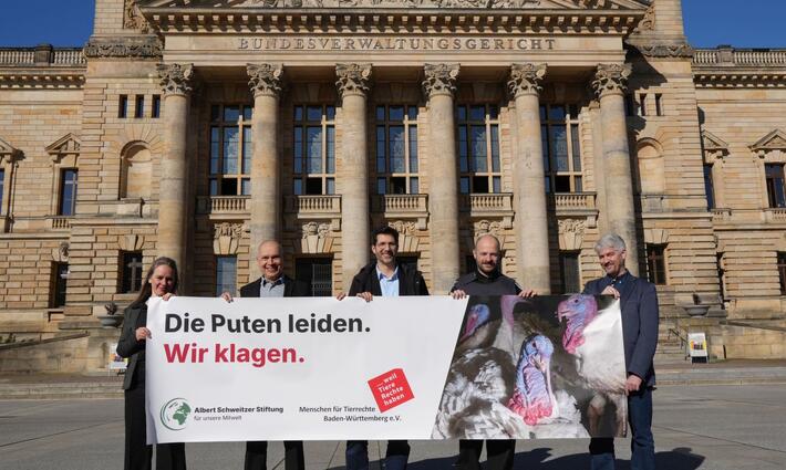 Sylvi Paulick, Alex Lunkenheimer, Mahi Klosterhalfen, Dimitar Gerganov, Christian Rehmer vor dem Bundesverwaltungsgericht mit einem Banner auf dem steht: 