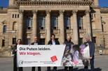Sylvi Paulick, Alex Lunkenheimer, Mahi Klosterhalfen, Dimitar Gerganov, Christian Rehmer vor dem Bundesverwaltungsgericht mit einem Banner auf dem steht: 