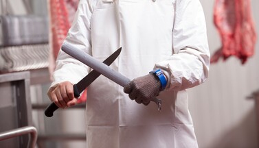 Metzger schärft Messer.