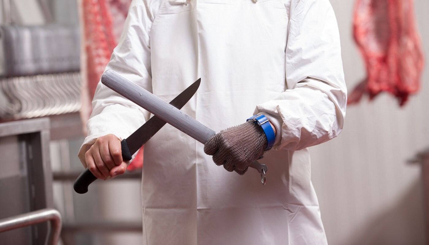 Metzger schärft Messer.