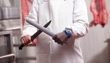 Metzger schärft Messer.