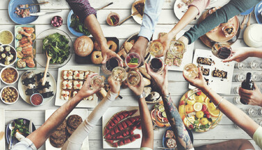 Menschen essen und trinken