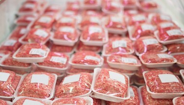 Viele Packungen abgepacktes Hackfleisch.