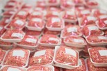 Viele Packungen abgepacktes Hackfleisch.