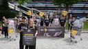 Aktive der Albert Schweitzer Stiftung für unsere Mitwelt und die Influencer:innen Juju & Fabi protestieren vor der Edeka-Zentrale in Hamburg.