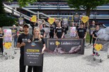 Aktive der Albert Schweitzer Stiftung für unsere Mitwelt und die Influencer:innen Juju & Fabi protestieren vor der Edeka-Zentrale in Hamburg.