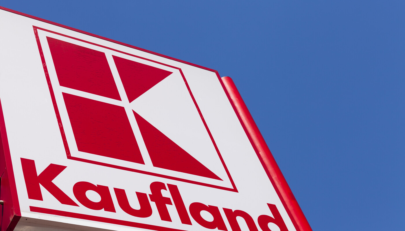 Kaufland-Logo vor blauem Himmel